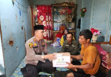 AKP Mardani Tohenes Polsek Kempas dan Pemdes Sungai Gantang Silaturahmi dan Berikan Santunan kepada Keluarga KPPS