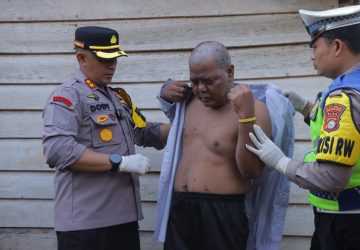 ODGJ Menangis Haru Dapat Hadiah Baju Baru dan Dimandikan Kapolres Indragiri Hulu