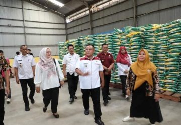 Pastikan Stok Pangan Aman, Bupati Nanang Ermanto Tinjau Gudang Bulog