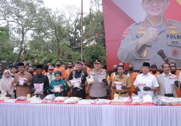 Pj Wako Pekanbaru Ikuti Pemusnahan Ribuan Botol Miras dan Narkoba Jelang Ramadhan