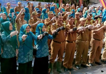 Peringati HKG PKK Ke 52, Pj. Bupati Asraf Canangkan Tanam Cabai Serentak di Desa Pulau Tengah Kerinci