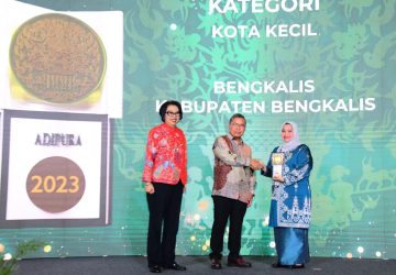 Bupati Kasmarni Terima Piala Adipura Kota Kecil Terbersih