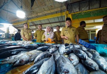 Wabup Husni Cek Harga Kebutuhan Pokok di Pasar Belantik Siak Masih Stabil