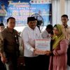Bupati Tanjabbar Serahkan Bantuan Kepada Masyarakat Korban Banjir