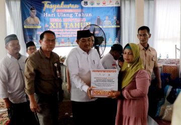 Bupati Tanjabbar Serahkan Bantuan Kepada Masyarakat Korban Banjir