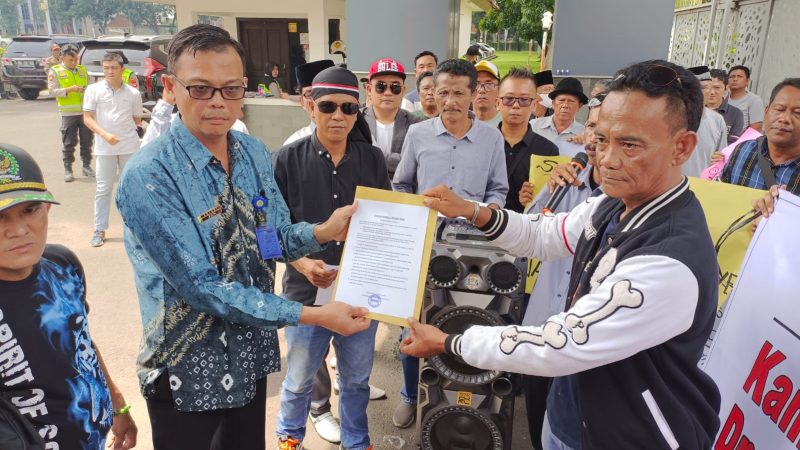 Ratusan Aksi Damai Forum Masyakat Muara Enim Gruduk Kantor Gubernur Sumsel