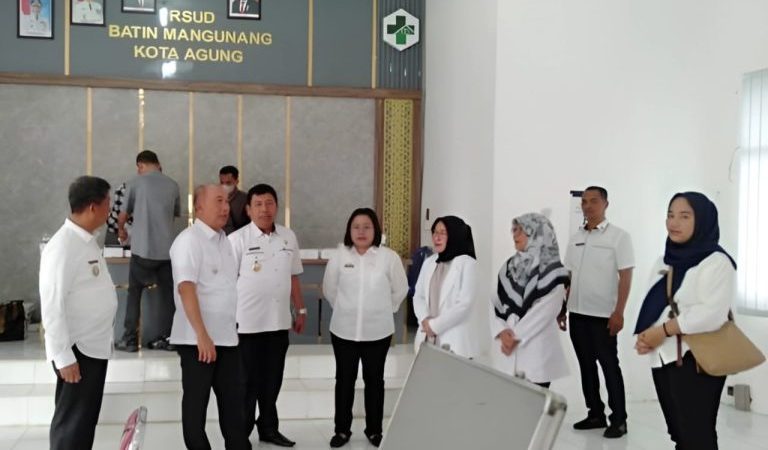Pemkab Tanggamus Melalui Dinas Kesehatan Bagikan Kaca Mata Gratis
