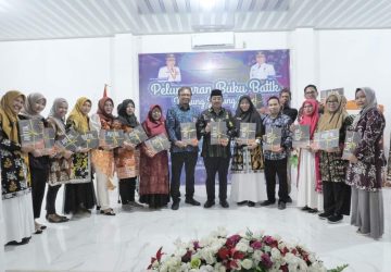 Resmikan Peluncuran Buku Batik, Bupati Berikan Bantuan kepada Perpustakaan Desa