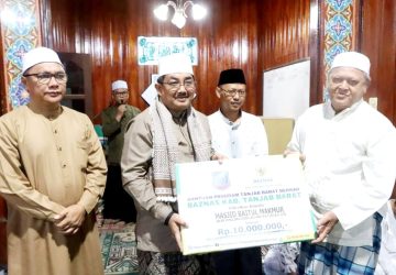Bupati Serahkan Bantuan ke Masjid Baitul Makmur Saat Safari Subuh