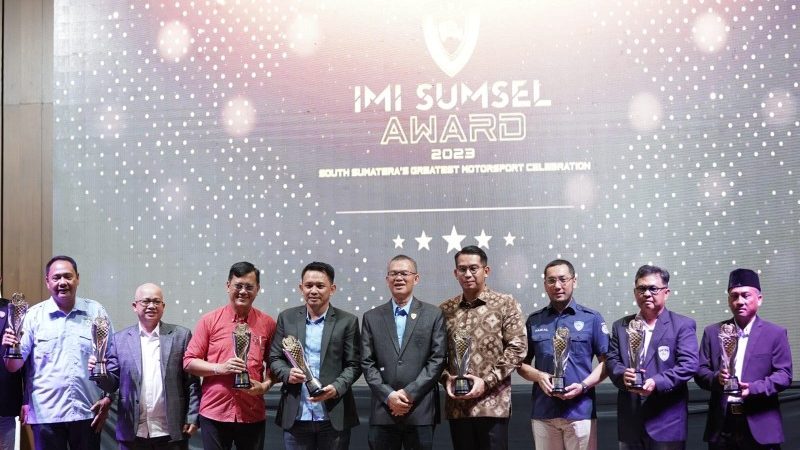 IMI Awards, Pj Bupati Apriyadi Dinobatkan Jadi Tokoh Otomotif Sumsel