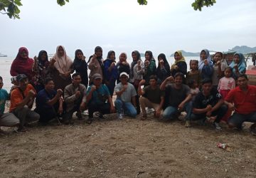 Caleg DPRD Lamsel Terpilih Partai PAN Widodo Bersama Relawan Gelar Syukuran di Pantai Pedada Desa Sumur