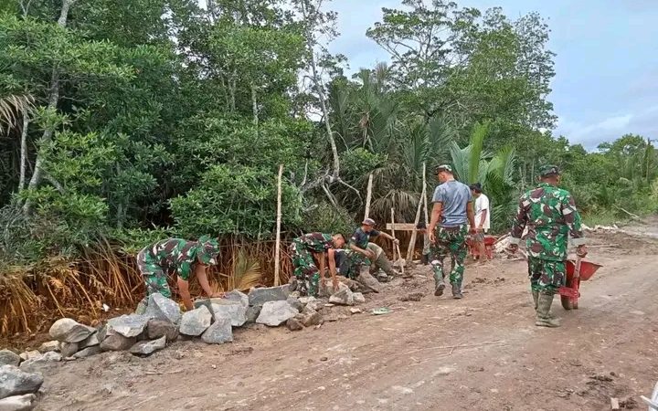 Tanpa mengenal Waktu, Satgas TMMD ke 119 Kodim 0401/Muba Kerjakan Pembuatan Tanggul Penahan Tanah