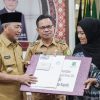 Pj Bupati H Apriyadi Mahmud Serahkan Santunan Kepada Ahli Waris KPPS Desa Bailangu
