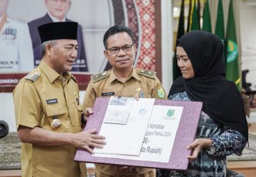 Pj Bupati H Apriyadi Mahmud Serahkan Santunan Kepada Ahli Waris KPPS Desa Bailangu