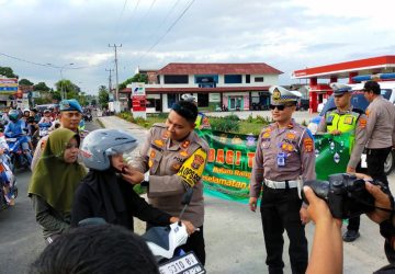 Polres Lamsel Gelar Operasi Keselamatan Krakatau 2024,&nbsp; Bagi bagi Takjil dan Helm ke Pengendara