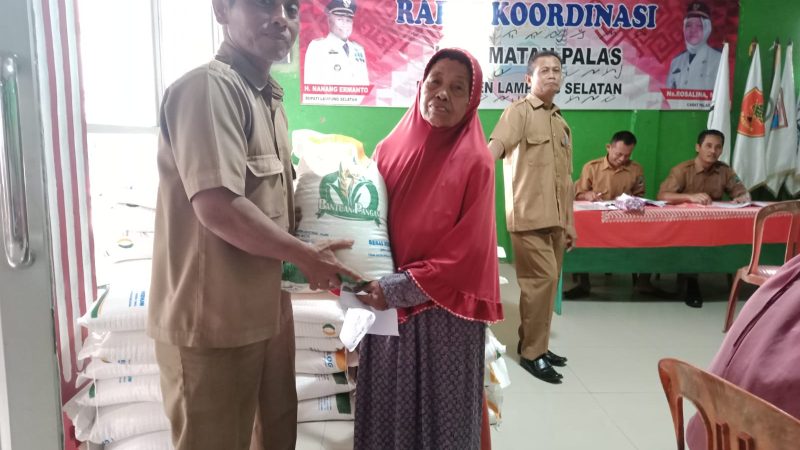 Pemdes Sukabakti Kembali Salurkan Beras Bulog 10 Kg Tahap 3 Pada 361 KPM