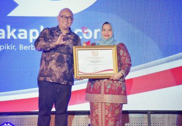 Sebagai Kategori Kepala Daerah Penggerak Pembangunan Desa, Bupati Kasmarni Terima Penghargaan Cakaplah Award