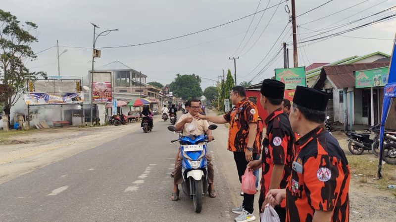 Berkat Ramadan: Pengurus PAC PP Kecamatan Kuala Cinaku Bagi-bagi Takjil di Indragiri Hulu