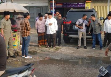 Pj Gubri dan Pj Bupati Kampar Tinjau Jalan Rusak di Desa Tarai Bangun Sebelum Safari Ramadhan
