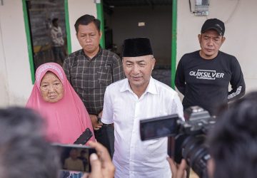 Pj Bupati H Apriyadi Pasang Listrik PLN Rumah Nenek Suhartini Kini terang benderang