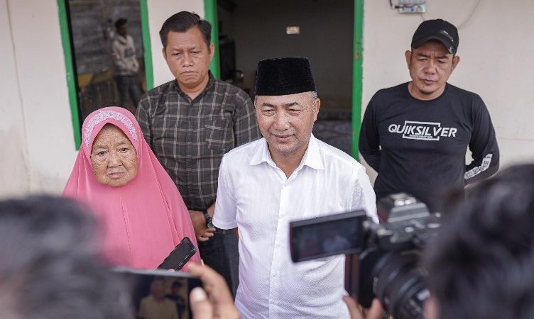 Pj Bupati H Apriyadi Pasang Listrik PLN Rumah Nenek Suhartini Kini terang benderang