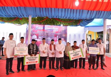 Penuh Berkah, Pj Gubri dan Bupati Kasmarni Safari Ramadhan di Kecamatan Pinggir