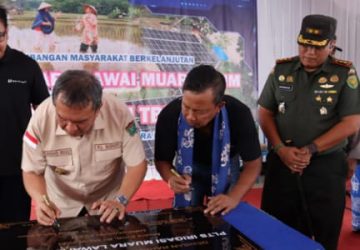 Pj Bupati Bersama Direktur SDM Resmikan PLTS di Desa Muara Lawai