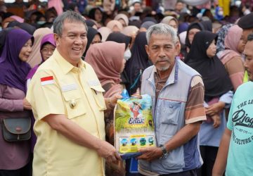 Pj Bupati H Ahmad Rizali Buka Pasar Murah Taman Adipura Muara Enim