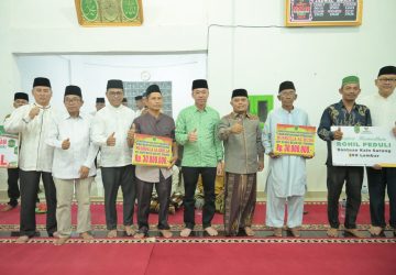 Safari Ramadhan Dilanjutkan di Masjid Al-Hidayah Kepenghuluan Teluk Bano II, Bupati Rohil Serahkan Bantuan Dana Hibah