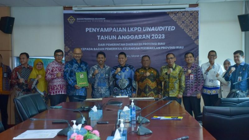 Pj Bupati Kampar Serahkan LKPD Tahun 2023 Kepada BPK RI Perwakilan Riau