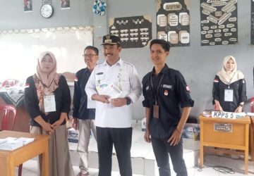 Pj Bupati Kerinci Bersama Keluarga Mencoblos di TPS 02 Desa Sebukar