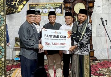 Sekda Zainal Efendi Pimpin Safari Ramadhan dan Serahkan Bantuan CSR Bank Jambi di Masjid Raya Desa Tanjung Pauh Mudik