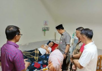 Pj Bupati Kerinci Besuk Penyelenggara Pemilu 2024 yang Dirawat di RSUD MHA Thalib Sungaipenuh