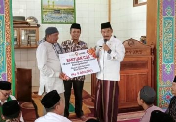 Pj Bupati Kerinci Asraf Gelar Safari Jumat dan Serahkan Bantuan CSR Bank Jambi di Masjid Jamiatul Islam Desa Kebun Baru