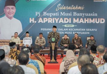 Sambut Lebaran, Pj Bupati Apriyadi Beri Bingkisan untuk RT RW dan Kadus di Sekayu