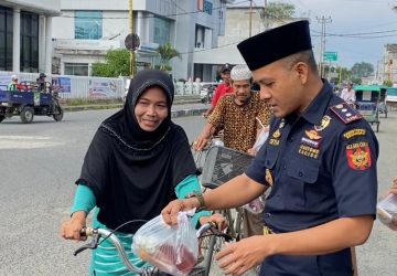 Kantor Bea Cukai Tembilahan Berbagi Takjil Berkah untuk Masyarakat Kota Tembilahan