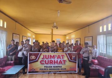 Kapolsek Kempas Sampaikan Himbauan Mudik Lebaran dan Berbagi Bantuan Sosial di Jumat Curhat Desa Pekan Tua