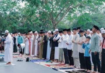 Pj Bupati Kampar Dan Keluarga Sholat ID di Lapangan Pelajar Bangkinang