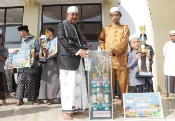 Usai Sholat Ied, Bupati Tanjabbar Serahkan Hadiah Festival Arakan Sahur