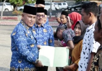 Bupati Lamsel Serahkan Sertifikat Gratis Kepada Warga Penerima Bedah Rumah