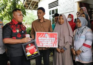 Gandeng CSR, Bupati Lamsel Kembali Serahkan Bantuan Bedah Rumah di Kecamatan Natar