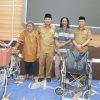 Bupati Tanjabbar Berikan Sepeda Baru dan Kursi Roda untuk Pedagang Kecil dan Penyandang Disabilitas