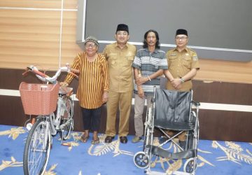 Bupati Tanjabbar Berikan Sepeda Baru dan Kursi Roda untuk Pedagang Kecil dan Penyandang Disabilitas