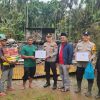 Kapolsek Kempas dan Jajaran Polsek Kempas Salurkan Bantuan Sosial kepada Korban Kebakaran di Desa Sungai Ara