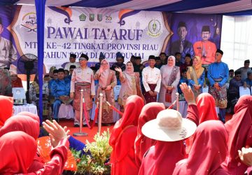 Bupati Kasmarni dan 2500 Warga Bengkalis Ikuti Pawai Ta’aruf MTQ Riau di Dumai