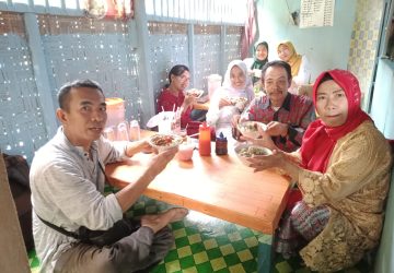 Meskipun Tereliminasi Pada Perlombaan Sambung Lagu, Kades Mulkan Berikan Motivasi Pada Tim