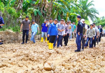 Perdana, Pj Bupati Sandi Fahlepi Tinjau Jalan Rusak di Jirak Jaya