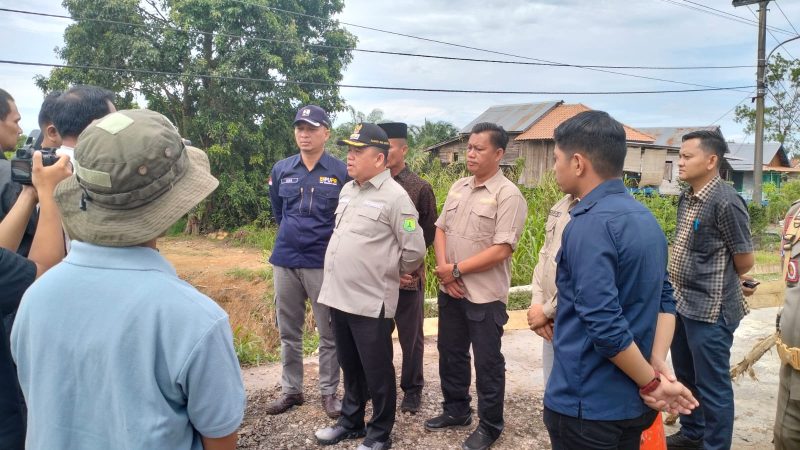 Pj Bupati Sandi Fahlepi Blusukan Tinjau Infrastruktur Jalan