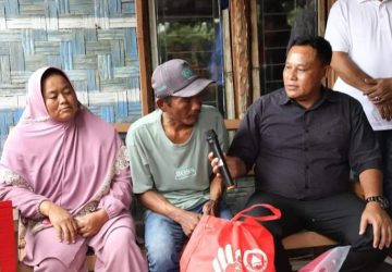 Dua Warga Kecamatan Jati Agung Terima Bantuan Bedah Rumah dari Pemkab Lamsel 