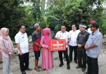 Gercep, Nanang Ermanto Salurkan Bantuan Kepada Korban Rumah Roboh di Kec Ketapang